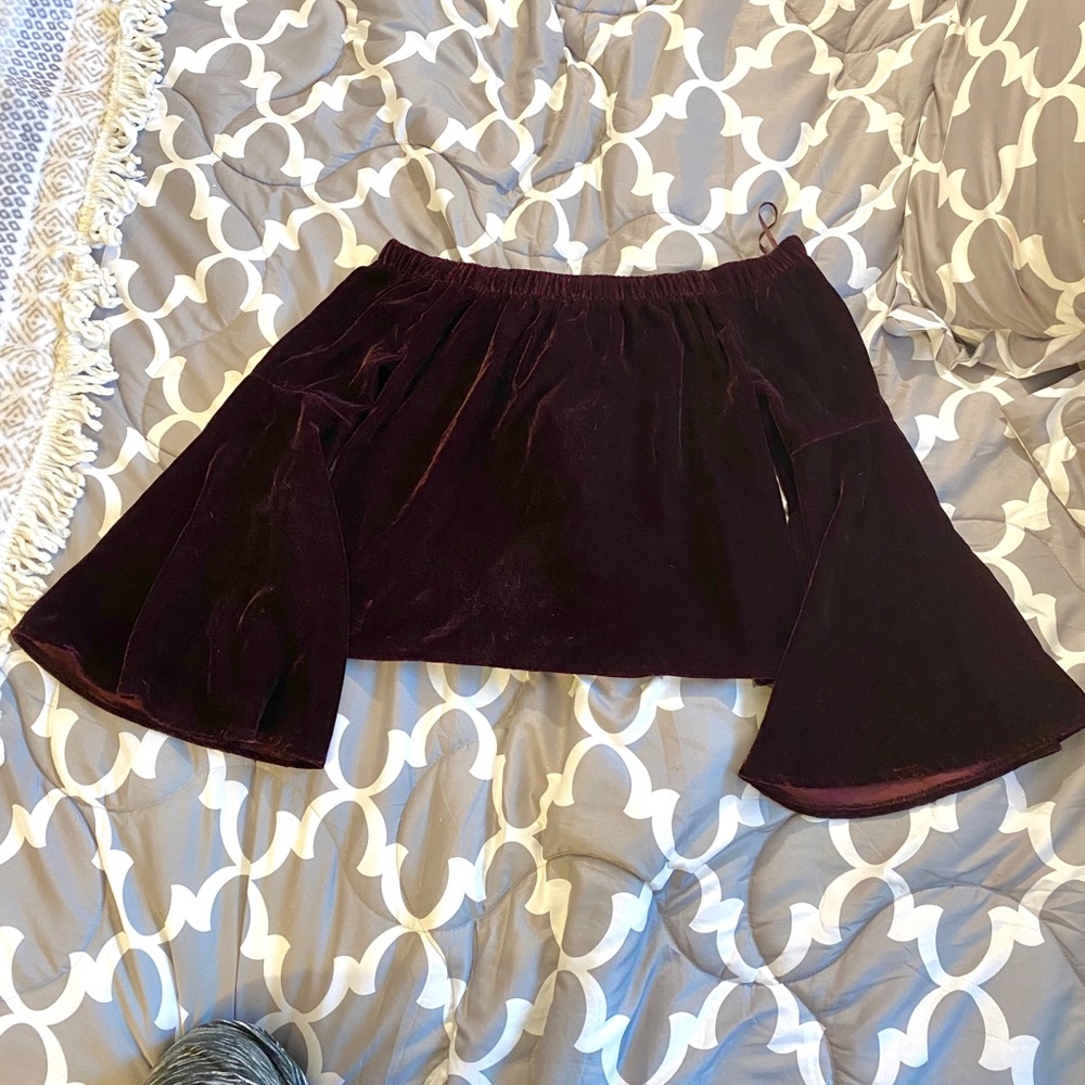 ⚡️NWT Hollister off-the-shoulder velvet blouse⚡️
